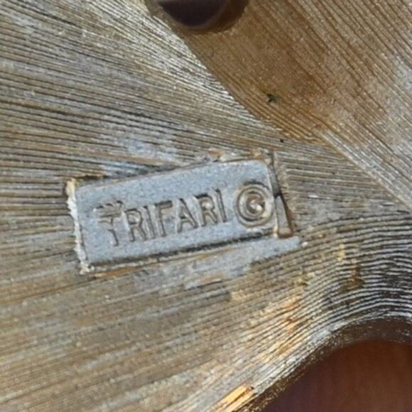 Vintage 60s Trifari Crown Gold Tone Brushed Leaf Brooch Pin - Picture 4 of 6